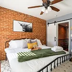Cozy Townhouse Downtown W/ Game Room & Rooftop