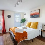 Cozy Townhouse Downtown W/ Game Room & Rooftop