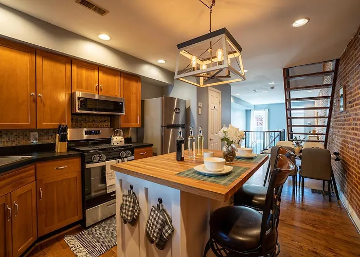Cozy Townhouse Downtown W/ Game Room & Rooftop
