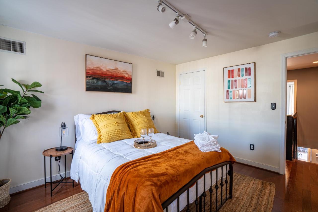 Cozy Townhouse Downtown W/ Game & Rooftop Holiday home
