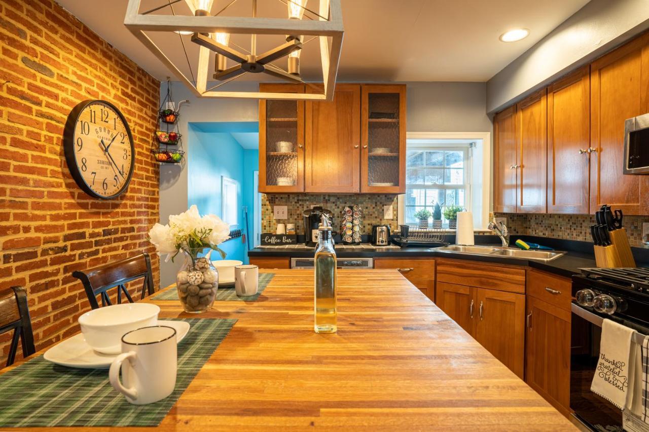 Cozy Townhouse Downtown W/ Game & Rooftop Holiday home